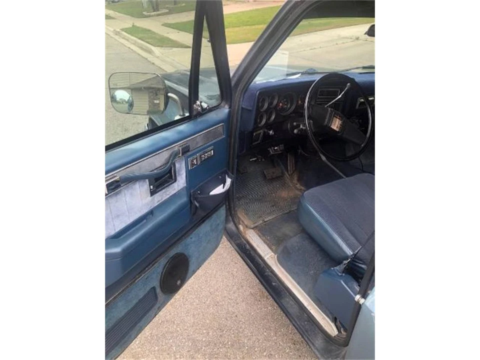 1988 GMC Suburban 7th Gen - Image 11 of 14