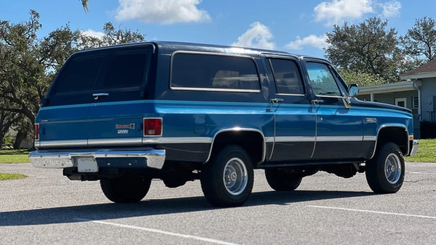 1988 GMC Suburban 7th Gen - Image 11 of 28