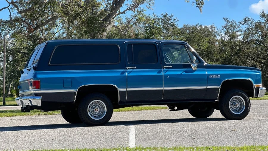 1988 GMC Suburban 7th Gen - Image 10 of 28