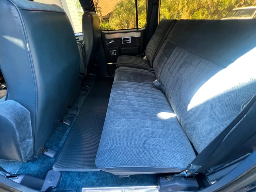 1988 GMC Suburban 7th Gen - Image 23 of 28