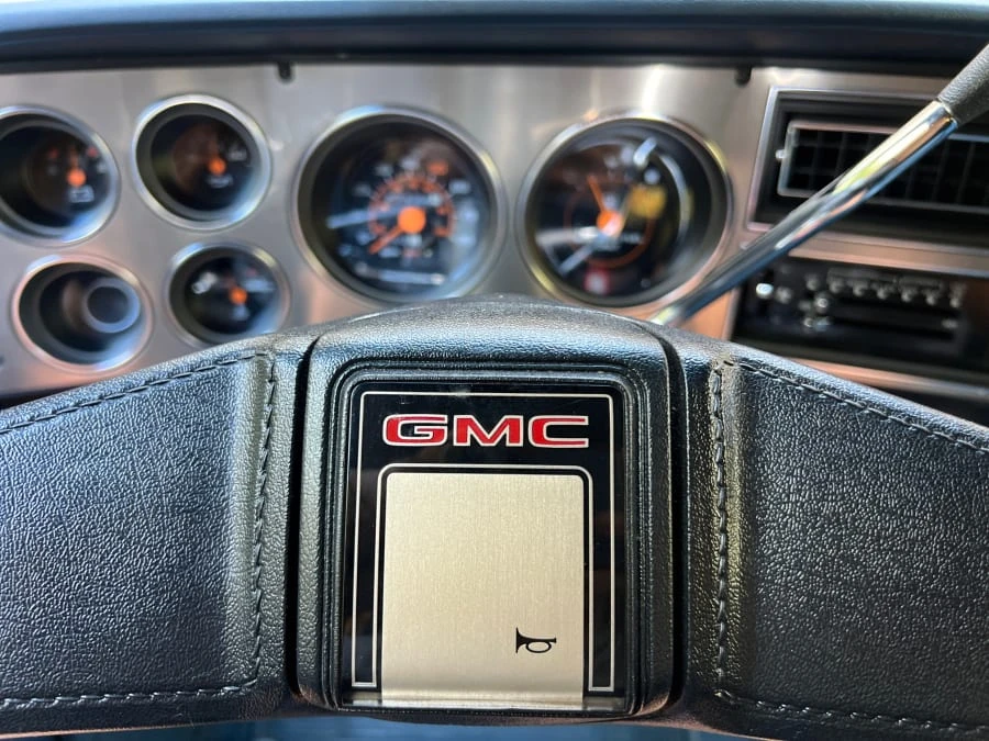 1988 GMC Suburban 7th Gen - Image 19 of 28