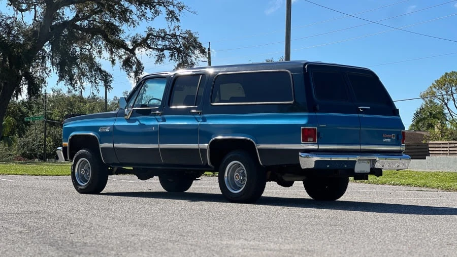 1988 GMC Suburban 7th Gen - Image 3 of 28