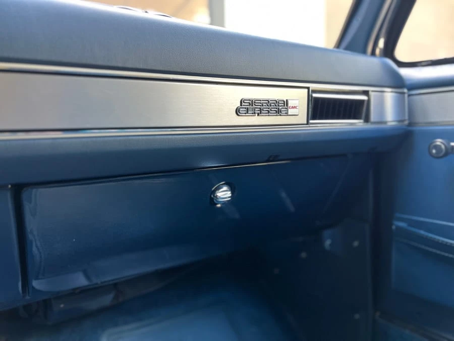 1988 GMC Suburban 7th Gen - Image 18 of 28