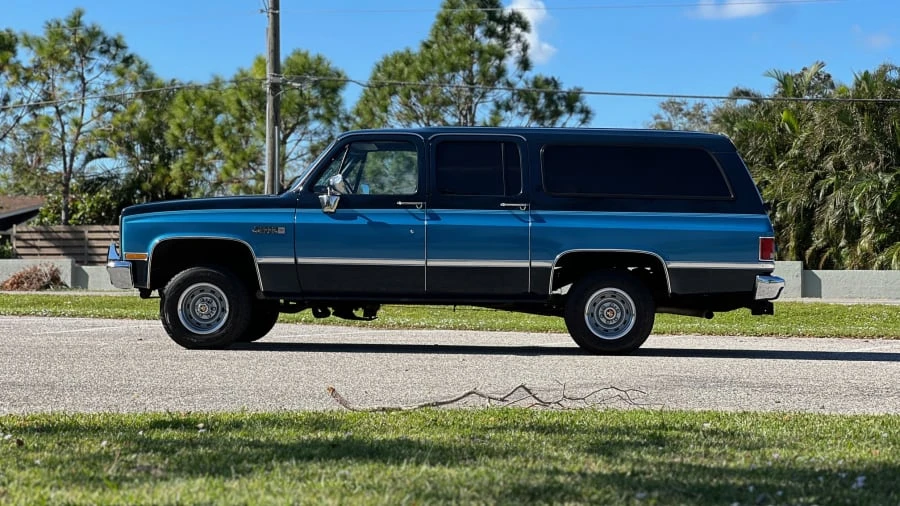 1988 GMC Suburban 7th Gen - Image 2 of 28