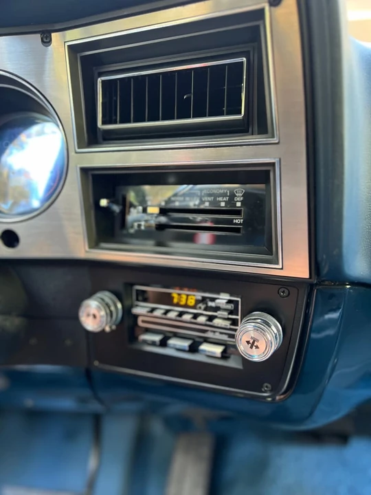 1988 GMC Suburban 7th Gen - Image 17 of 28