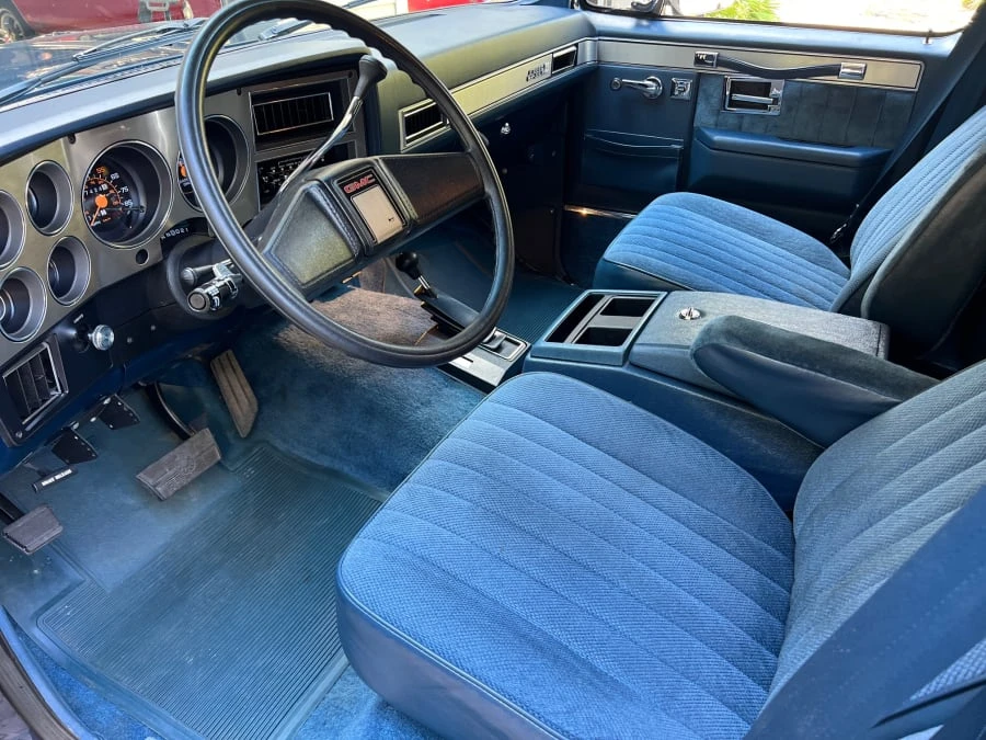 1988 GMC Suburban 7th Gen - Image 16 of 28
