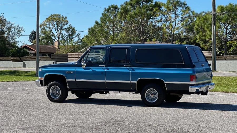 1988 GMC Suburban 7th Gen - Image 9 of 28