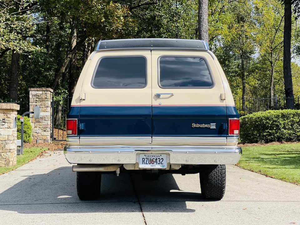 1988 GMC Suburban 7th Gen - Image 15 of 31