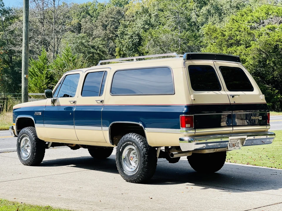 1988 GMC Suburban 7th Gen - Image 11 of 31