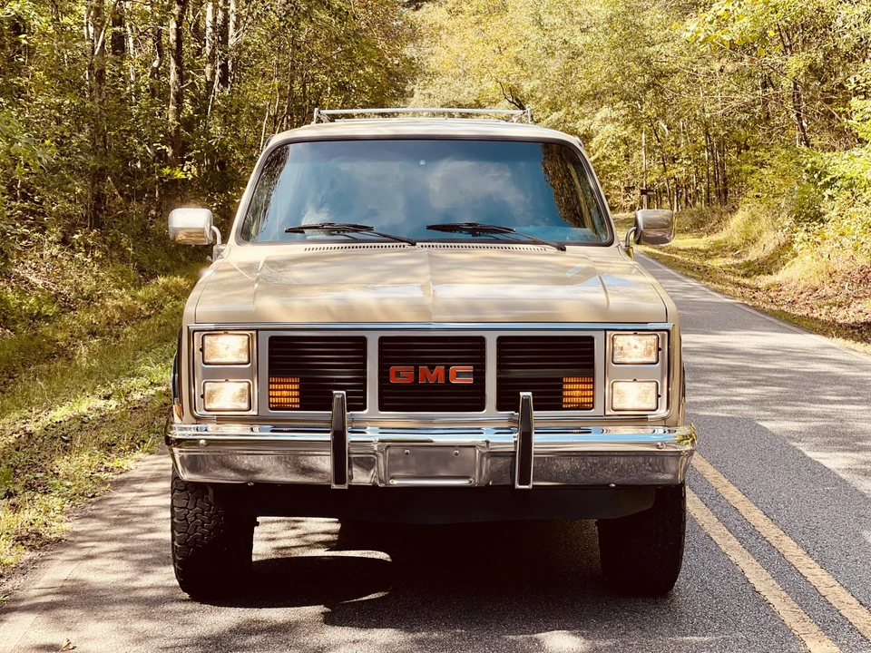 1988 GMC Suburban 7th Gen - Image 29 of 31