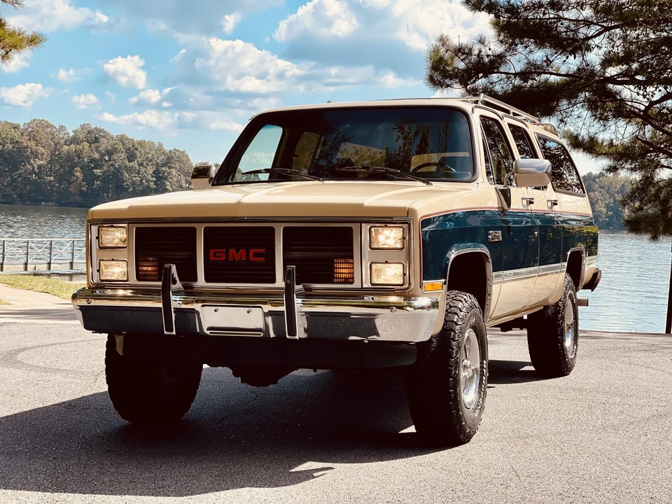 1988 GMC Suburban 7th Gen - Image 2 of 31