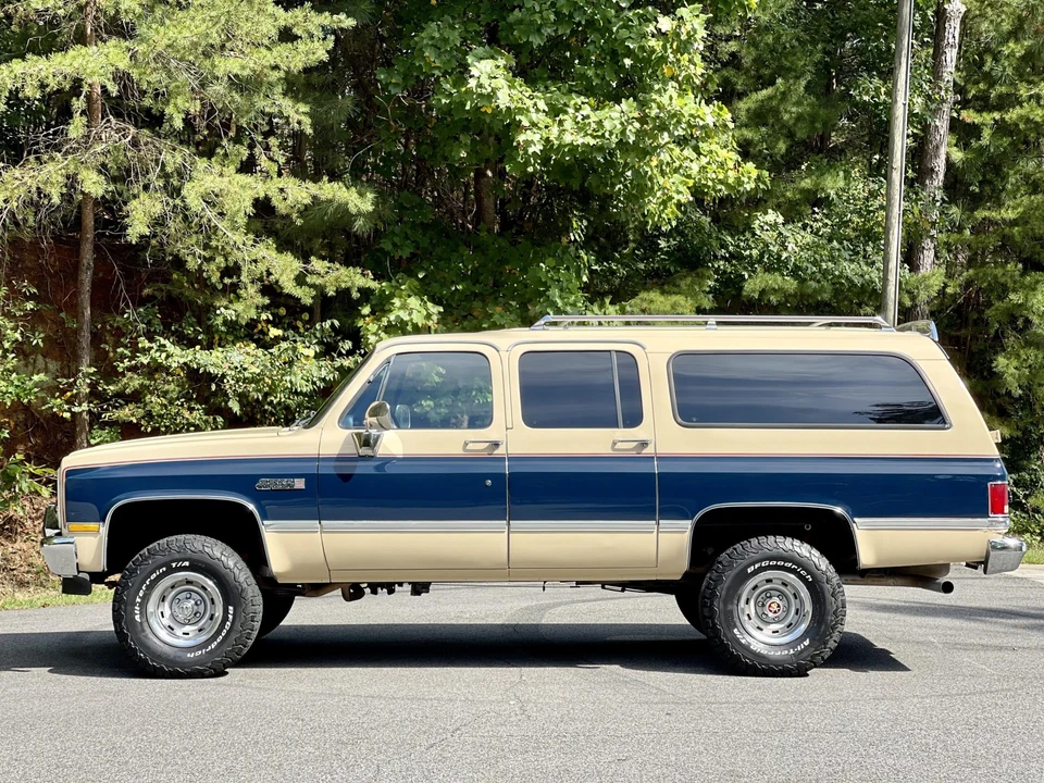 1988 GMC Suburban 7th Gen - Image 8 of 31