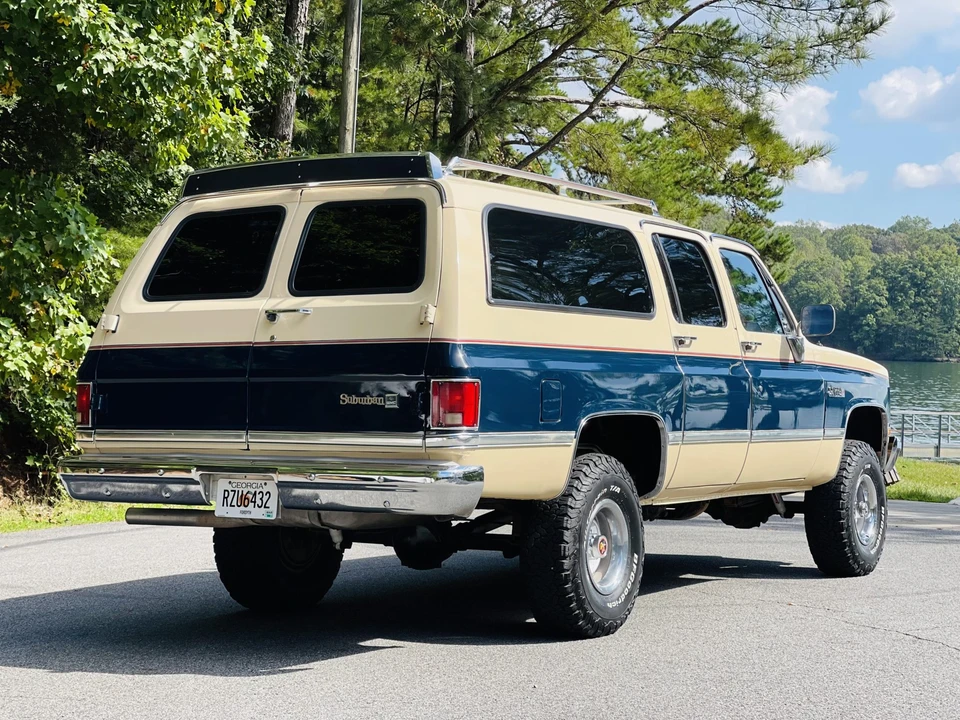 1988 GMC Suburban 7th Gen - Image 19 of 31
