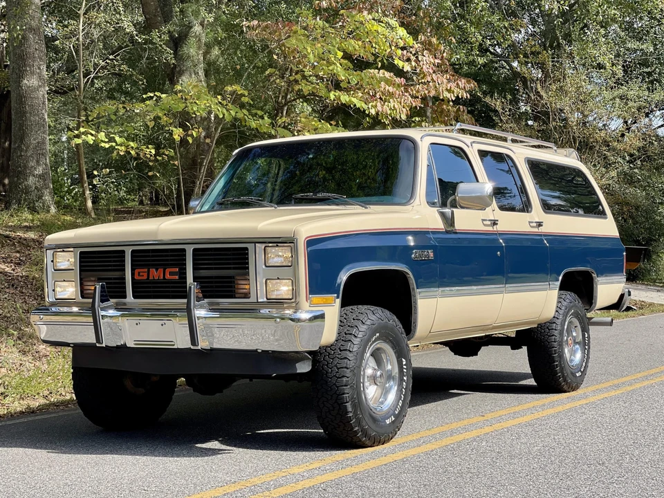 1988 GMC Suburban 7th Gen - Image 5 of 31