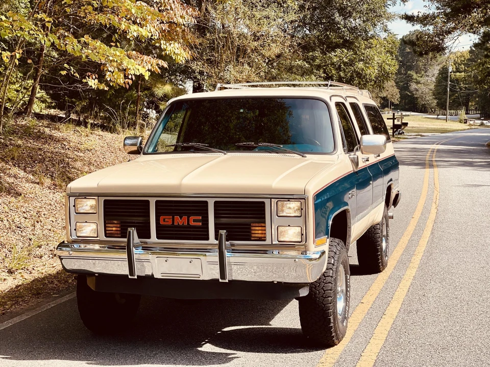1988 GMC Suburban 7th Gen - Image 3 of 31