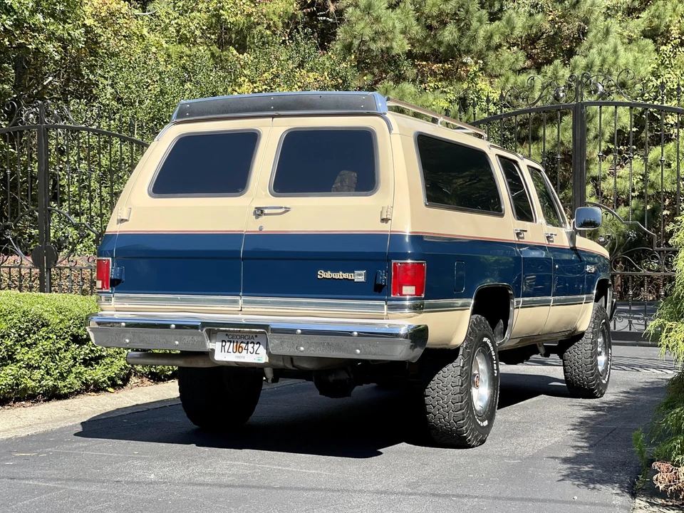 1988 GMC Suburban 7th Gen - Image 18 of 31