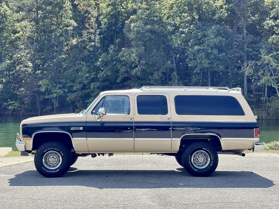 1988 GMC Suburban 7th Gen - Image 9 of 31