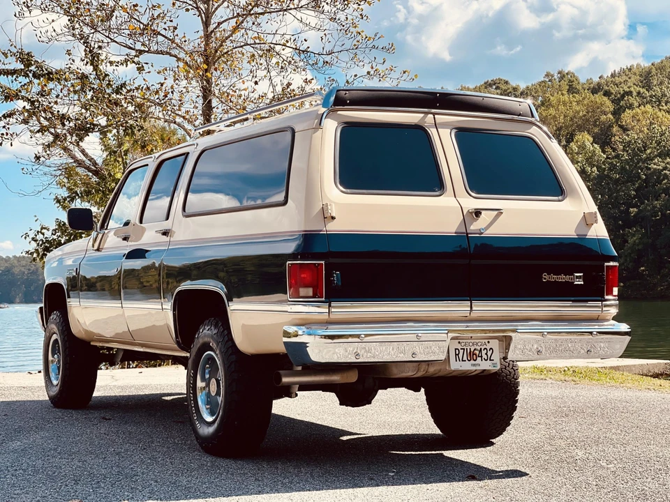 1988 GMC Suburban 7th Gen - Image 14 of 31