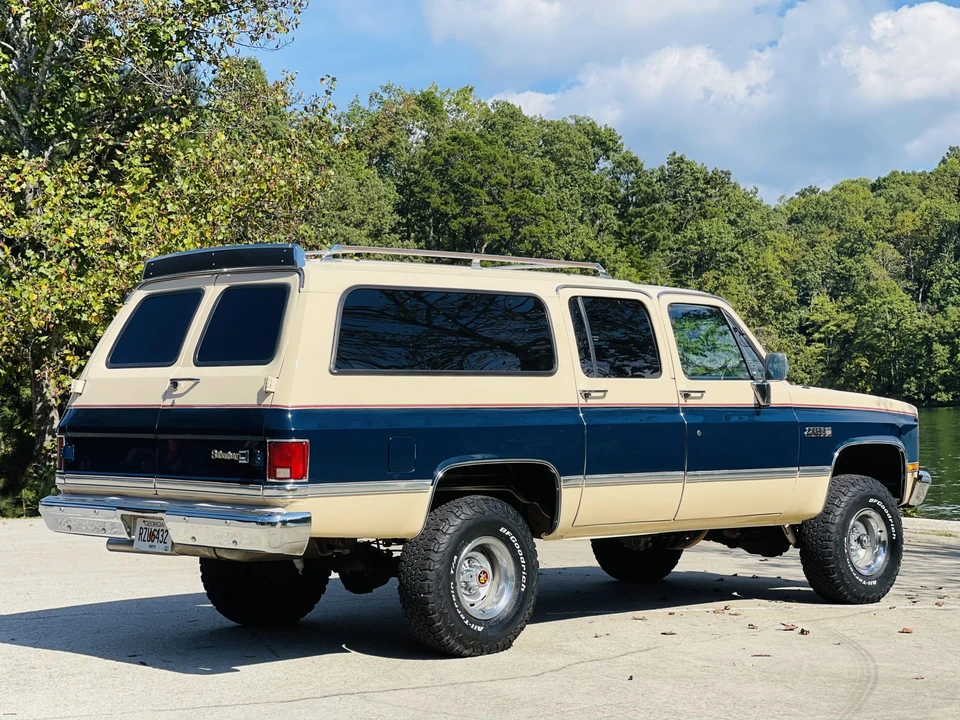 1988 GMC Suburban 7th Gen - Image 22 of 31