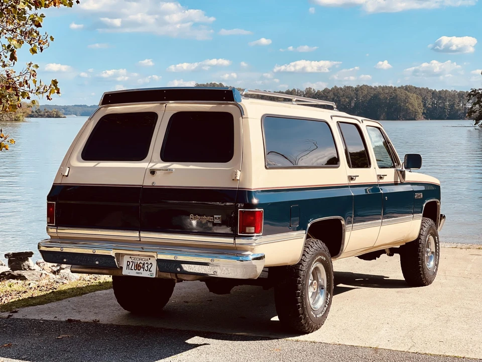 1988 GMC Suburban 7th Gen - Image 20 of 31