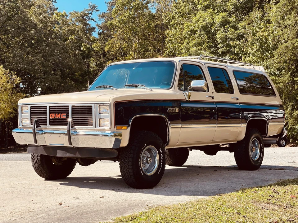 1988 GMC Suburban 7th Gen - Image 4 of 31