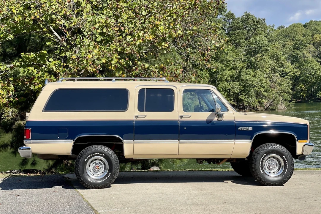 1988 GMC Suburban 7th Gen - Image 24 of 31