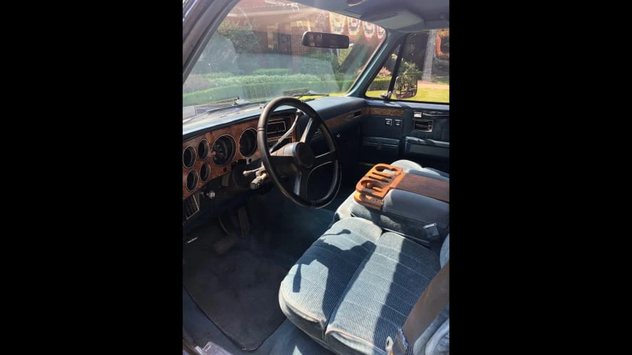 1988 GMC Suburban 7th Gen - Image 4 of 10