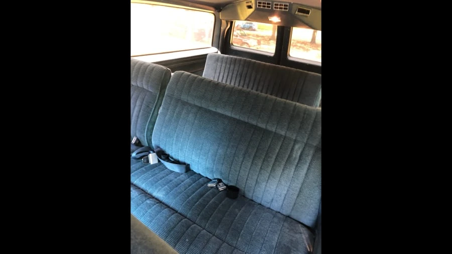 1988 GMC Suburban 7th Gen - Image 5 of 10