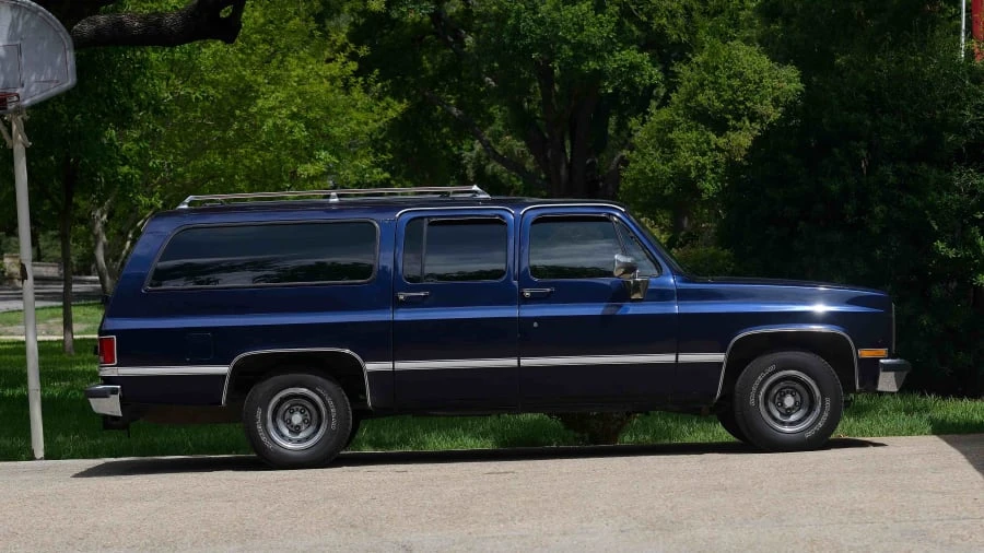 1988 GMC Suburban 7th Gen - Image 2 of 12