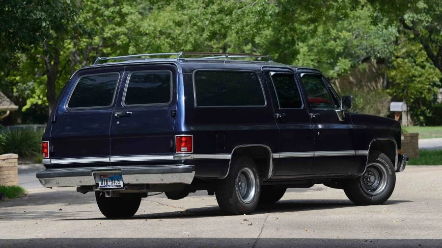 1988 GMC Suburban 7th Gen - Image 3 of 12