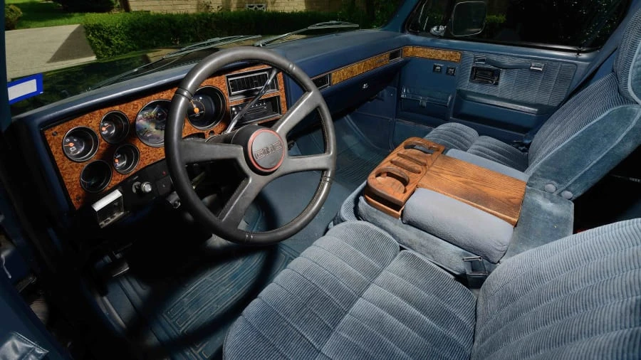 1988 GMC Suburban 7th Gen - Image 4 of 12