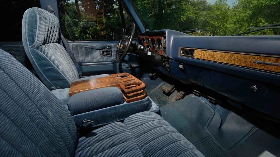 1988 GMC Suburban 7th Gen - Image 5 of 12