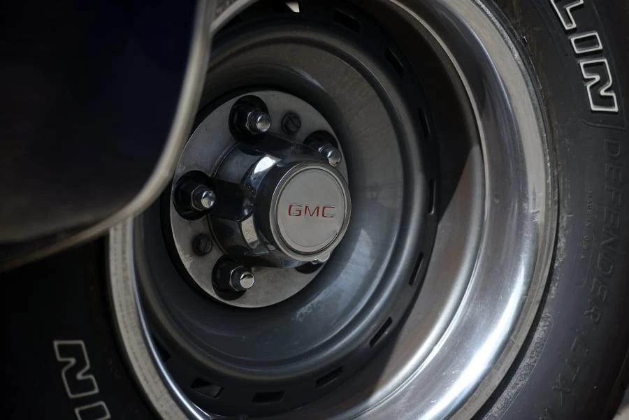 1988 GMC Suburban 7th Gen - Image 10 of 12