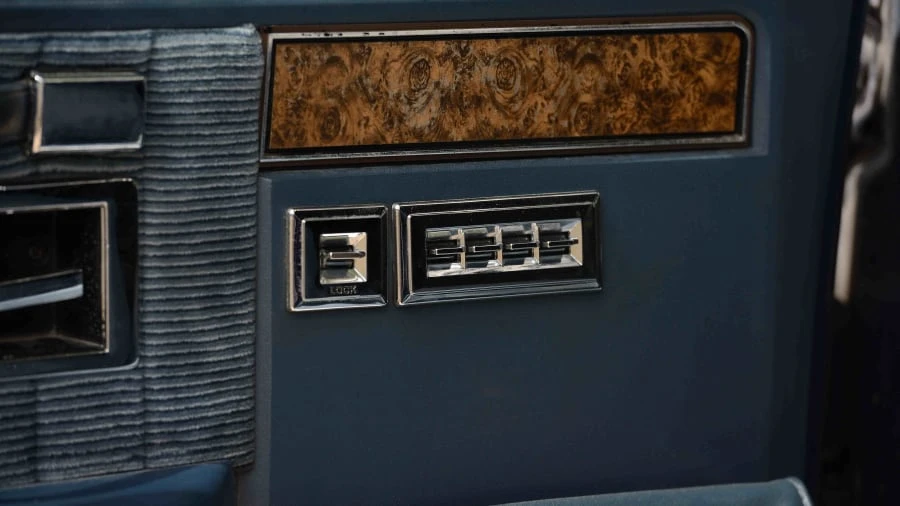 1988 GMC Suburban 7th Gen - Image 11 of 12