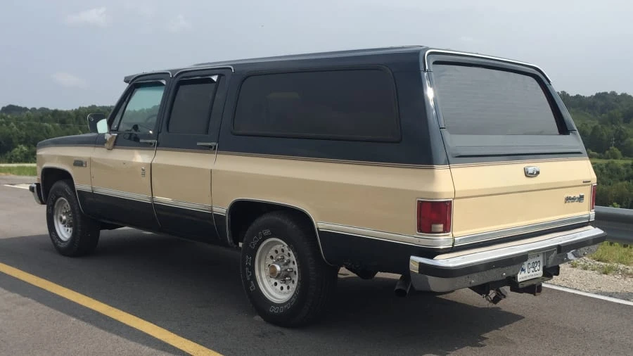 1988 GMC Suburban 7th Gen - Image 2 of 7
