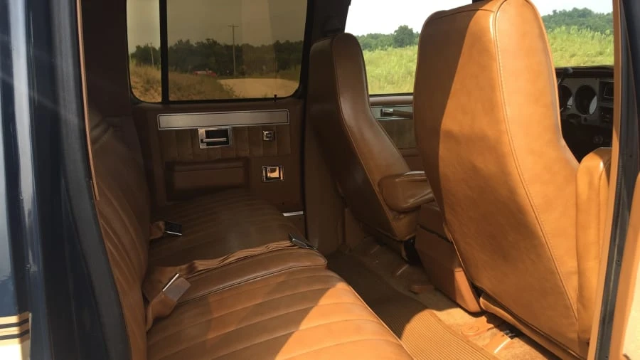 1988 GMC Suburban 7th Gen - Image 4 of 7