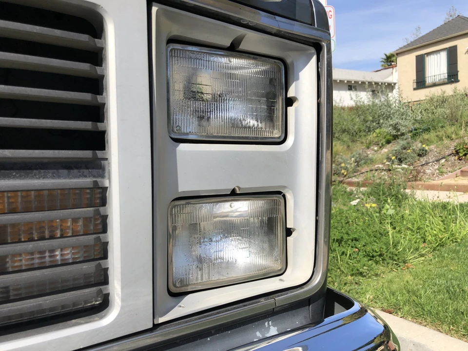 1988 GMC Suburban 7th Gen - Image 26 of 31