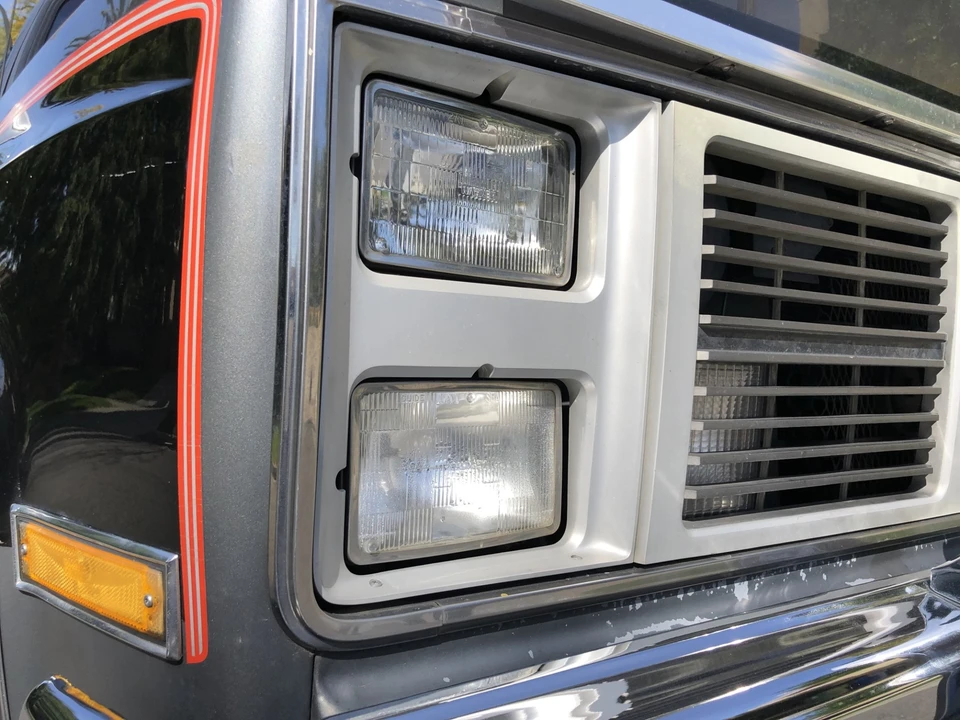 1988 GMC Suburban 7th Gen - Image 25 of 31