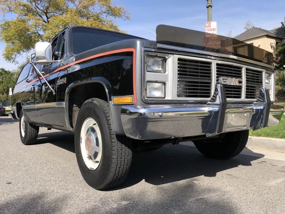 1988 GMC Suburban 7th Gen - Image 4 of 31