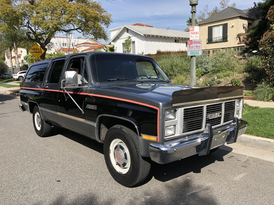 1988 GMC Suburban 7th Gen - Image 2 of 31