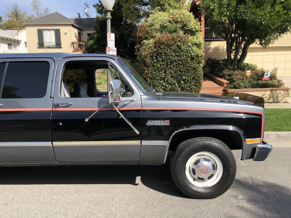 1988 GMC Suburban 7th Gen - Image 15 of 31