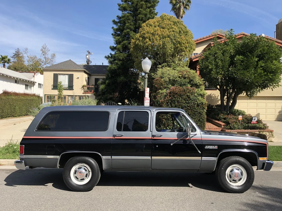 1988 GMC Suburban 7th Gen - Image 13 of 31