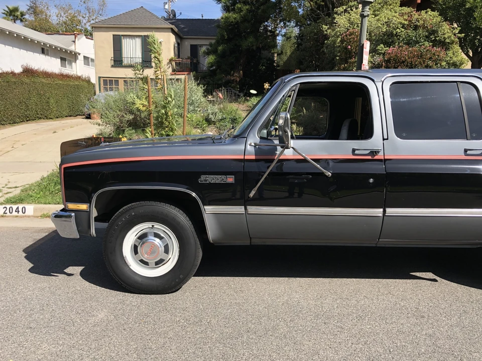 1988 GMC Suburban 7th Gen - Image 16 of 31