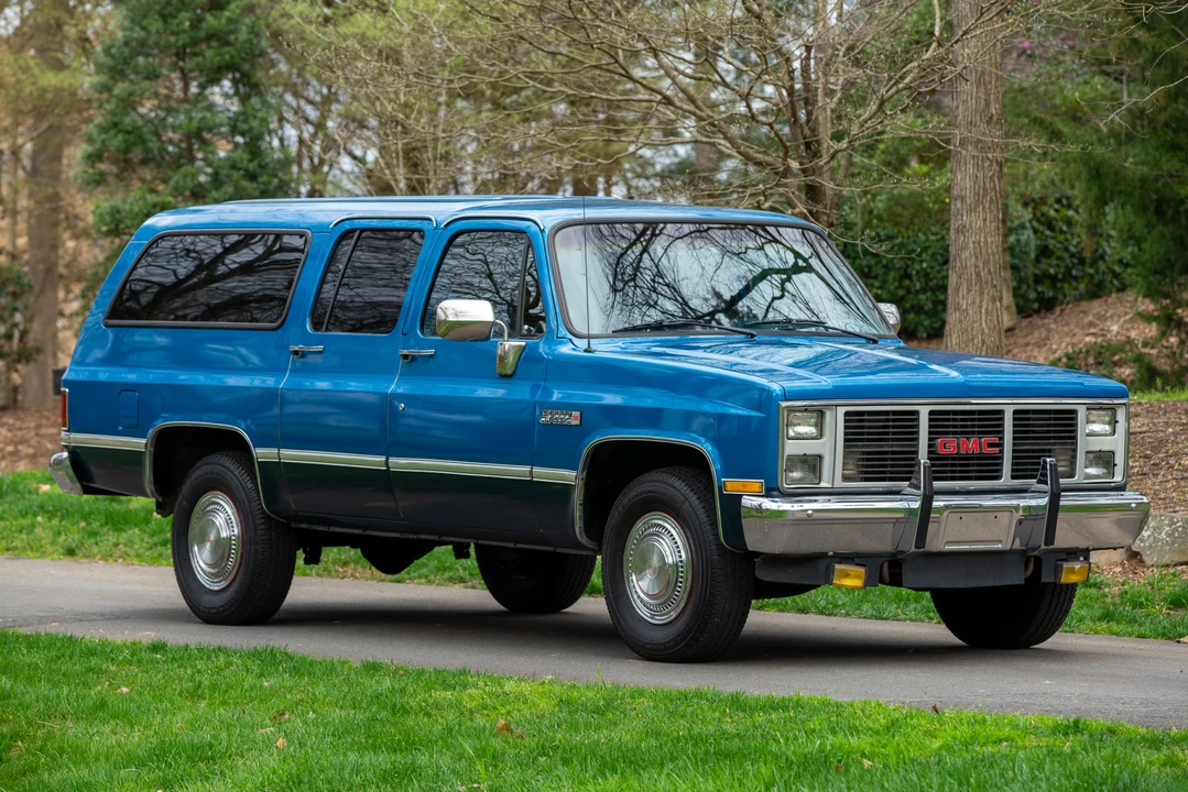 1988 GMC Suburban 7th Gen - Image 3 of 31