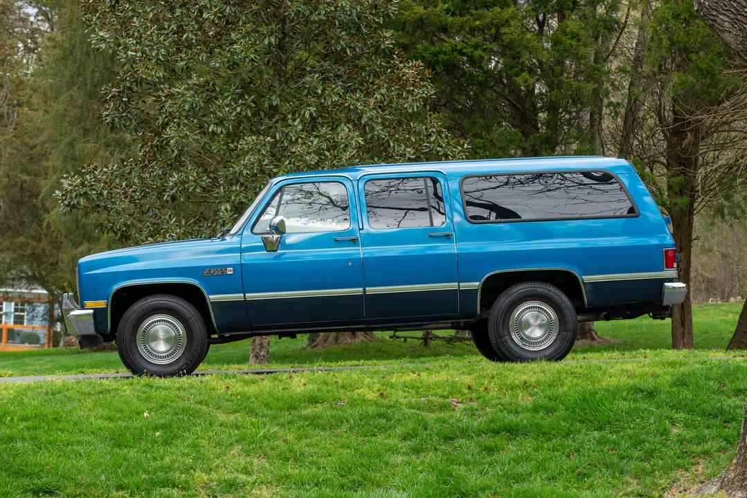 1988 GMC Suburban 7th Gen - Image 24 of 31