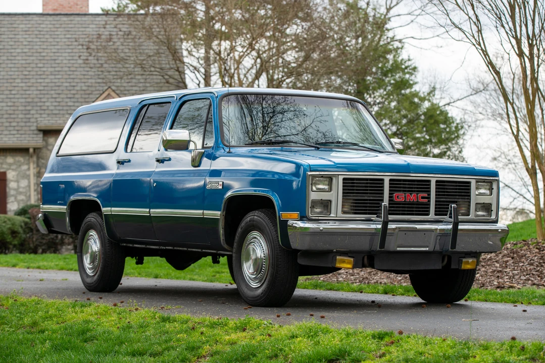 1988 GMC Suburban 7th Gen - Image 2 of 31