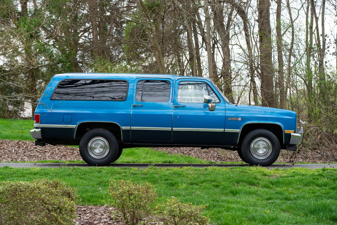 1988 GMC Suburban 7th Gen - Image 7 of 31