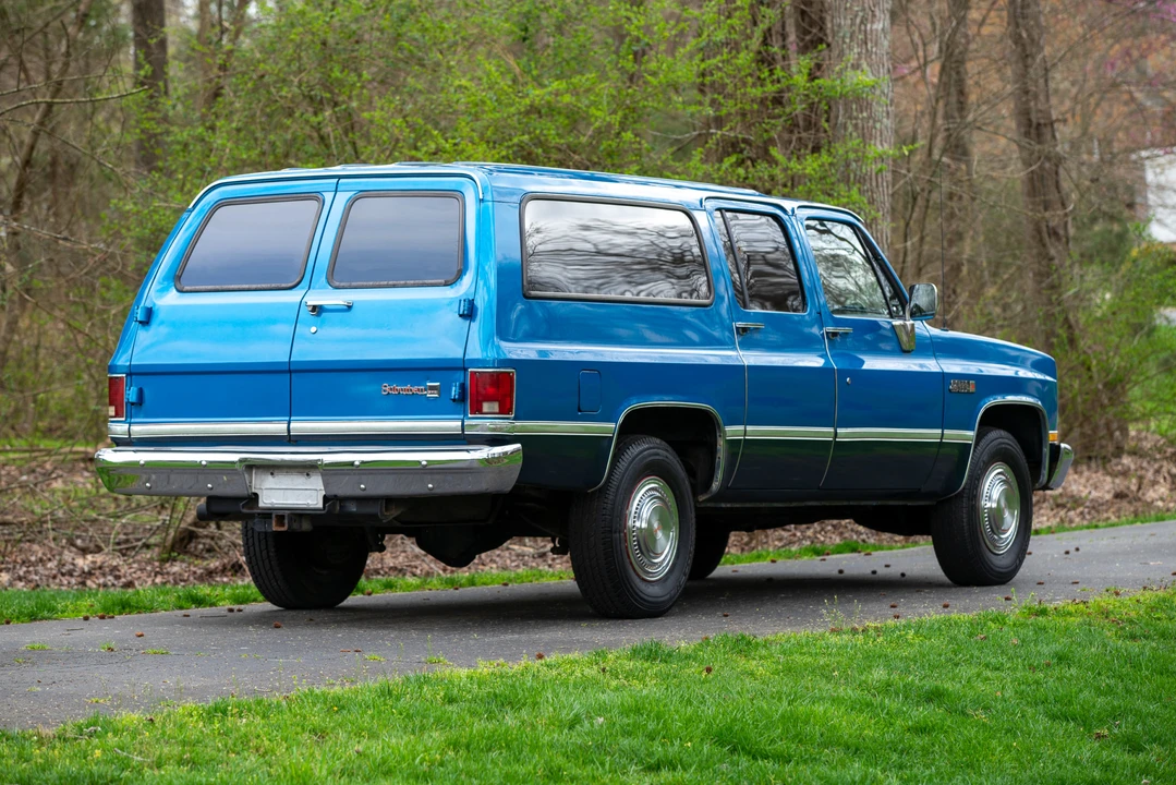 1988 GMC Suburban 7th Gen - Image 9 of 31
