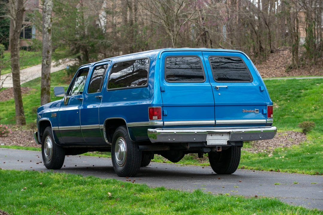 1988 GMC Suburban 7th Gen - Image 15 of 31