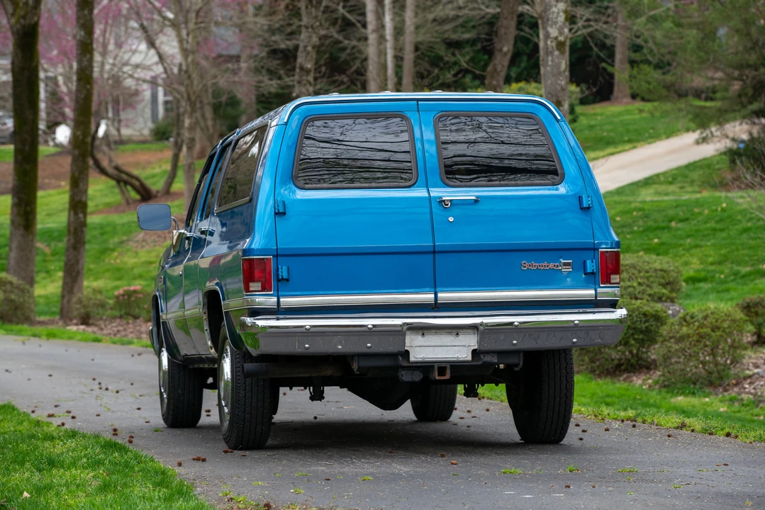 1988 GMC Suburban 7th Gen - Image 14 of 31